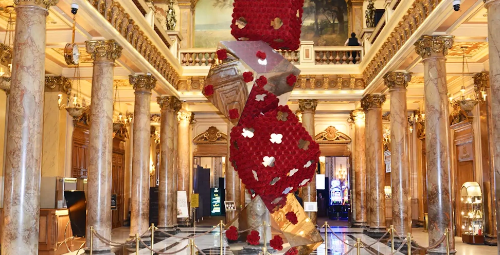 Installazioni artistiche nei casino tra luci e glitter